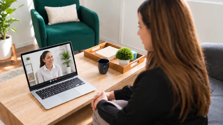Clienta de Reparalia hablando por videollamada con su asesora